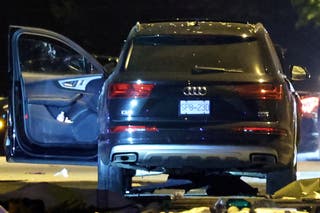 Un véhicule suspect est vu avec la porte du conducteur ouvert après avoir été conduit dans la foule